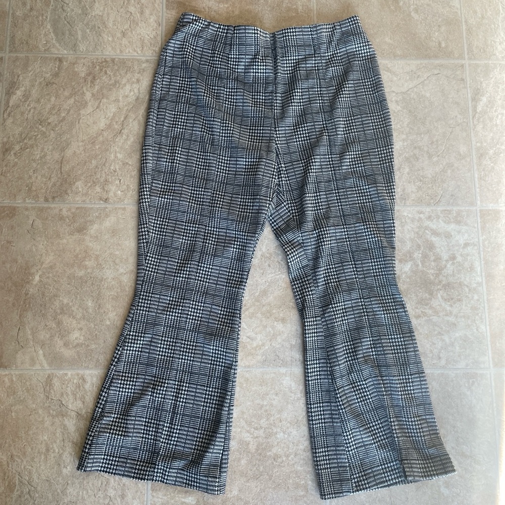 Cato Black & White Pull-On Cropped Work Pants Size M